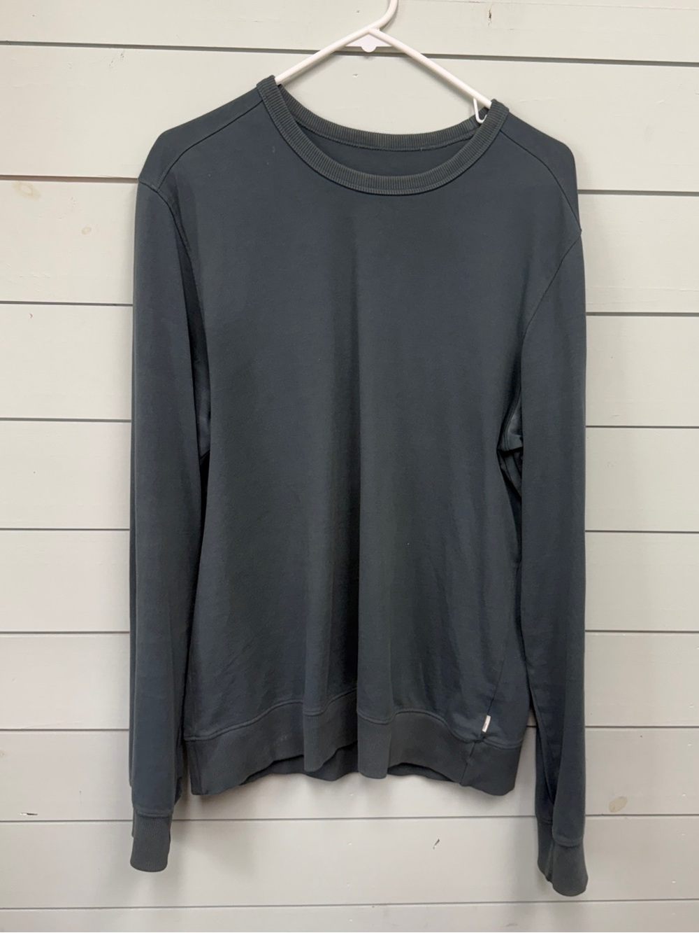 Vuori long sleeve crewneck sweatshirt dark teal blue men's size medium